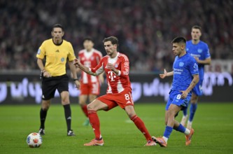 Leon Goretzka FC Bayern Munich FCB (08) Action on the ball Referee Deniz Aytekin Claudio Echeverri