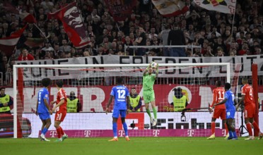 Penalty area scene, goal room scene goalkeeper Mark Flekken Bayer 04 Leverkusen (01) action behind