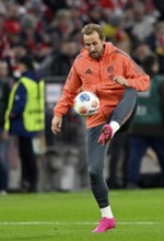 Warm-up training Harry Kane FC Bayern Munich FCB (09) Allianz Arena action, Munich, Bayern, Germany