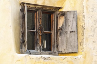 Windows with shutters, Engadin houses, historic houses, Guarda, Engadin, Graubünden, Switzerland