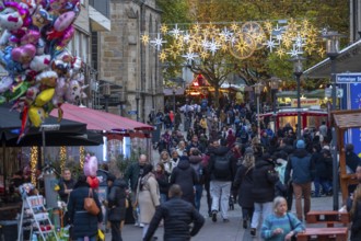 Full city center, shopping street, Kettwiger Straße pedestrian zone in Essen, first takeaways and