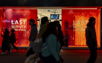 Full city center, shopping street, Kettwiger Straße pedestrian zone in Essen, shop window of a