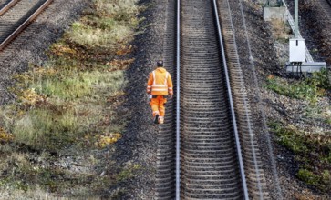 Construction worker walks along the tracks at Berlin Südkreuz station, 31.10.2025. There are no ICE