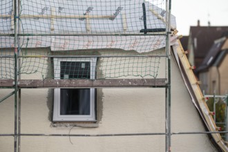 Energetic renovation of an apartment building, renovation of an old building, new roof covering,