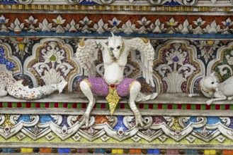 Decorative elements with pop culture references (for example comics, superheroes) in the stucco and