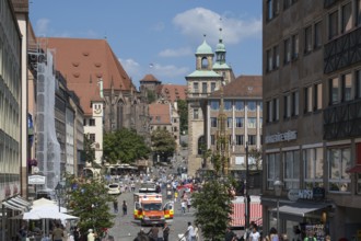 Emergency vehicle in the pedestrian zone, Königstraße, Hauptmarkt, Schöner Brunnen, Town Hall, Old