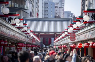 View of numerous visitors on Nakamise-dori shopping street at the Thunder Gate Kaminarimon of