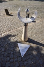 Precision sundial, technical device, square made of paving stones, sunny, Deutschhausplatz, Mainz,