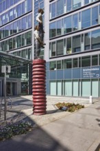 Sculpture Two men, sculptor Stephan Balkenhol, Stadthaus Große Bleiche, building, modern