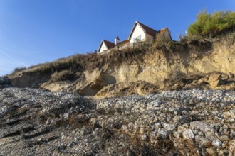 Clifftop houses at risk from coastal erosion, Thorpeness, Suffolk, North Sea coast, England, UK