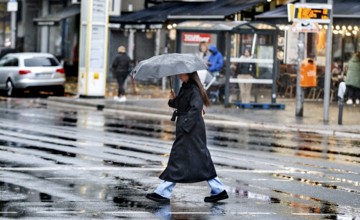 People in rain, Potsdamer Straße, Berlin, 30.10.2025, Berlin, Berlin, Germany