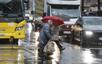 With umbrella and raincoats, people in the rain, Potsdamer Straße, Berlin, 30.10.2025, Berlin,