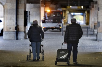 Retired couple with rolator and shopping van, Berlin, 30.10.2025, Berlin, Berlin, Germany