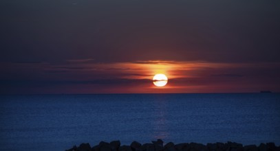 Sunset on the Baltic Sea with protective breakwaters, Darß, Ahrenshoop, Mecklenburg-Western