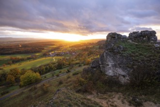 Rain and sun alternating — dramatic autumn atmosphere at the Hohenstaufen Spielburg Nature Reserve,