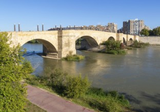 Historic the Stone Bridge, Puente de Piedra, spanning the River Ebro, Zaragoza, Aragon, Spain