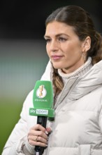 SKY presenter Mara Mones interviewed microphone micro logo portrait DFB-Pokal, Voith-Arena,