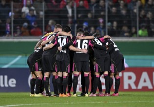 Team building, group of teams in front of the start of the game Hamburger SV HSV DFB-Pokal,