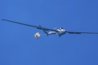A Hänle H-101 somersault glider, registration D-3033, during a demonstration as part of an air show