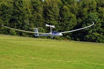A Schempp-Hirth Arcus E motor glider, registration D-KWKU, during a screening as part of an air