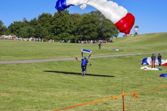 Landing of skydivers during an aerial acrobatic performance as part of an air show at the Rossfeld
