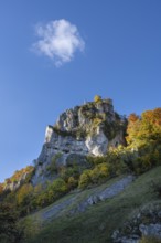 Schaufelsen und Schloss Hausen, also known as the ruins of Hausen Castle, surrounded by autumn