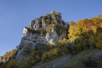 Schaufelsen und Schloss Hausen, also known as the ruins of Hausen Castle, surrounded by autumn
