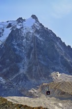 View of the arriving cable car from the Plan de l'Aiguille middle station, in the back the mountain