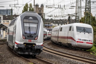 Intercity Zug and ICE, in front of Düsseldorf Central Station, here near Volksgarten Station, North