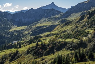 View of hiking trails and the Allgäu mountains from the Saalfelder Höhenweg, Schochenspitze in the