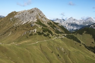 View of the Saalfelder Höhenweg hiking trail behind Schartschrofen and Rote Flüh, Tannheimer