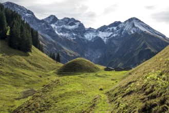 View of Hintere Einödsberg-Alpe, back mountains of the Allgäu Alps with Wilder Mann and