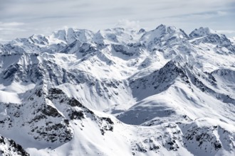 Mountain panorama with view of peaks, view from Piz Grialetsch in winter, Bündner Haute Route,