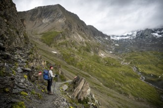 Hikers on hiking trail, cloudy mountain landscape, Hohe Tauern National Park, Carinthia, Austria