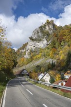 The L196 leads through the village of Hausen in the valley with the shovel and Hausen Castle, also
