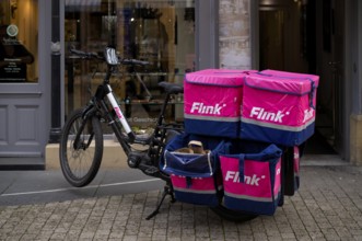 Quick, logo, delivery service, courier service, bicycle courier, e-bike stands with thermal