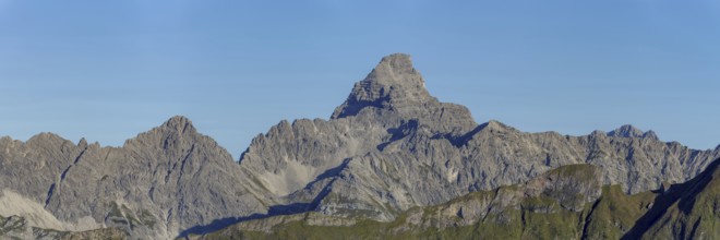 Mountain panorama from the Koblat-Höhenweg on the Nebelhorn across the Obertal with lush green
