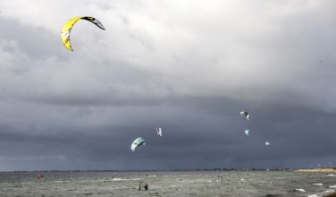 Kite surfing on the beach, Fehmarn, 16.10.2025, Fehmarn, Schleswig-Holstein, Germany