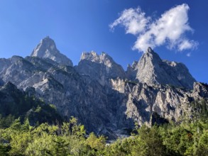 View from Klausbach Valley to the wild peaks of Mühlsturzhörner and Grundübelhörner in the Reither