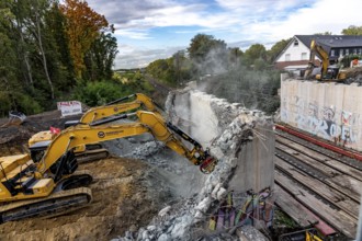 Demolition of an old road bridge, Weierstraße, then new construction of the bridge for the