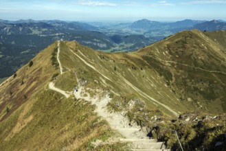 View from Fellhorn to Schlappoldkopf and Söllerkopf with Fellhorn ridge hiking trail, behind