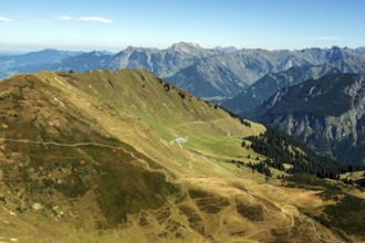 View from Fellhorn to Schlappoldkopf and Söllerkopf, in the back Nebelhorn and mountains of the
