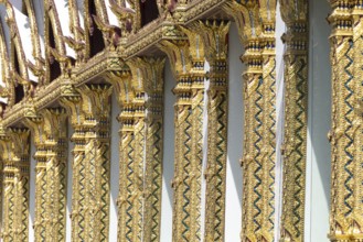 Columns with mosaic decorations (Lai Kranok), also: golden, mosaic-decorated Thai temple columns