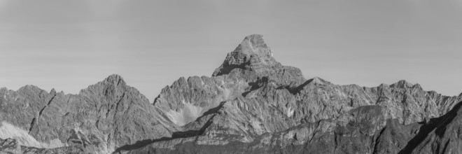 Mountain panorama from the Koblat-Höhenweg on the Nebelhorn across the Obertal with lush green