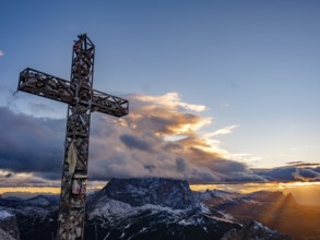 Gran Cir summit cross, Große Cirspitze at dusk, Langkofel and Schlern behind, Dolomites, Trentino,