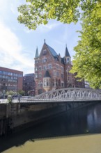Türmchenhaus Am Sandtorkai with Neuerwegsbrücke, Speicherstadt, Hamburg, Germany