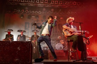 Alec Völkel (Boss Burns) and Sascha Vollmer (Hoss Power), singer of the band The BossHoss on their