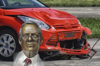 Symbolic image, car, expert, insurance claim, car insurance, fire, road accident, car crash,