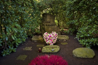 Gravesite, Gravestone, Grave of the Blässinger family, Flower arrangement, Flower heart, Heart of
