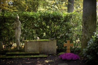 Gravesite, Gravestone, Grave of the Gustav Epple family, Waldfriedhof, autumn, autumnal, Stuttgart,